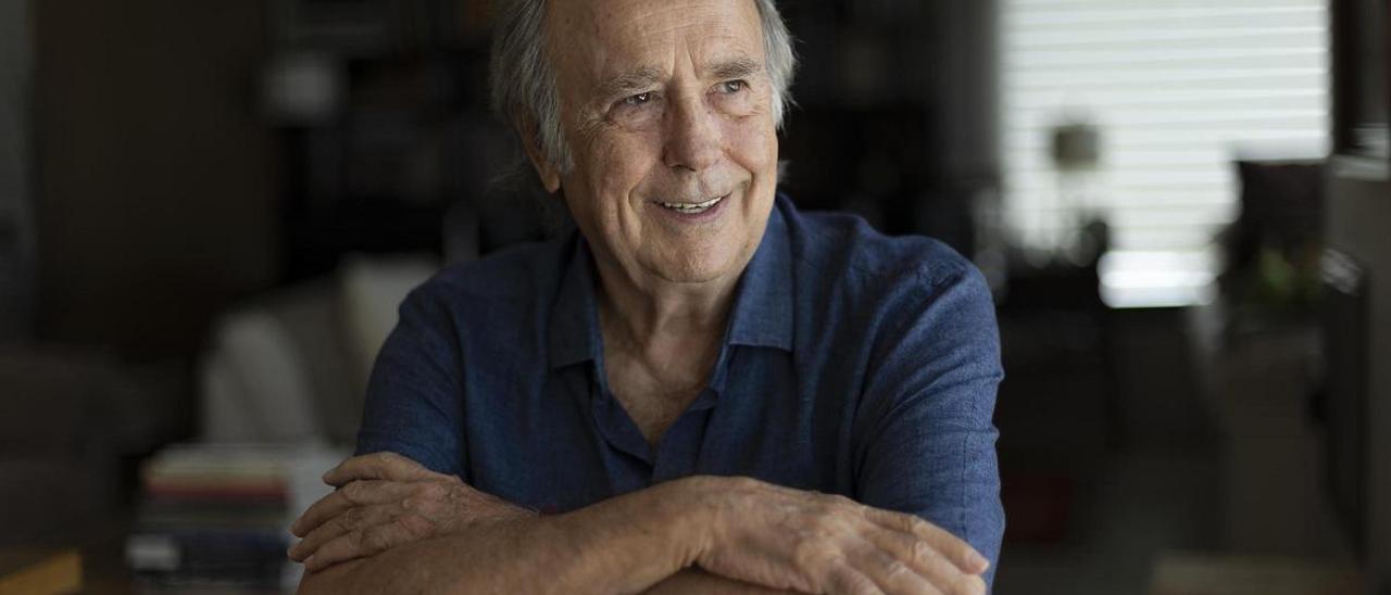 Joan Manuel Serrat retratado en su casa, en Barcelona.