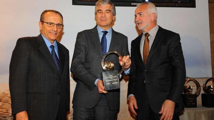 Javier Moll, a la izquierda, entregó el trofeo a Francisco Reinés.