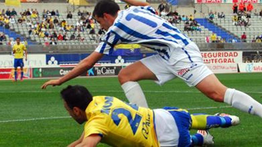 Momo cae al suelo en una de las jugadas del partido frente al Recreativo.