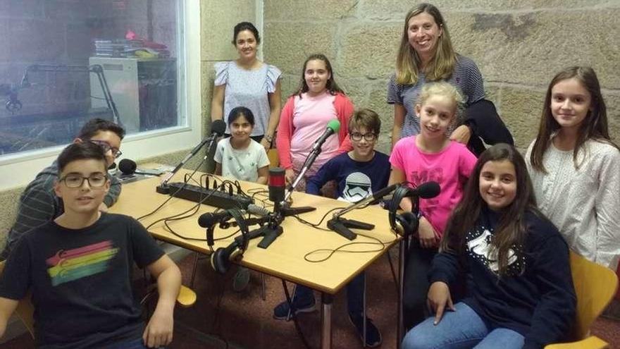 Alumnos y docentes del colegio de Reboreda, durante la grabación en Radio Redondela. // FdV