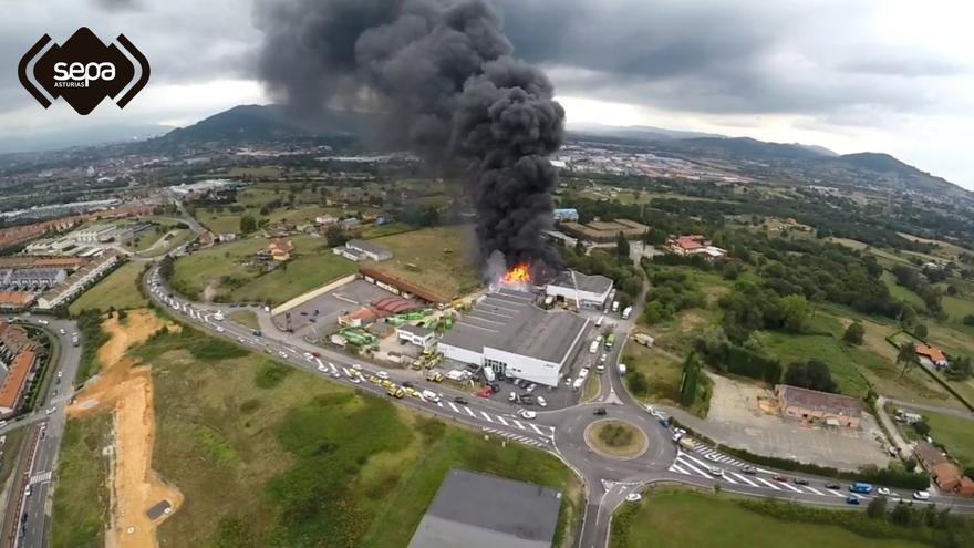 Así se ve desde el aire el impresionante incendio que ha dañado varias naves de Llanera