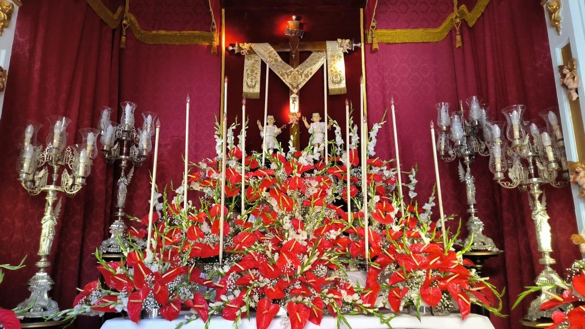 Una cruz enramada en una capilla de Puerto de la Cruz