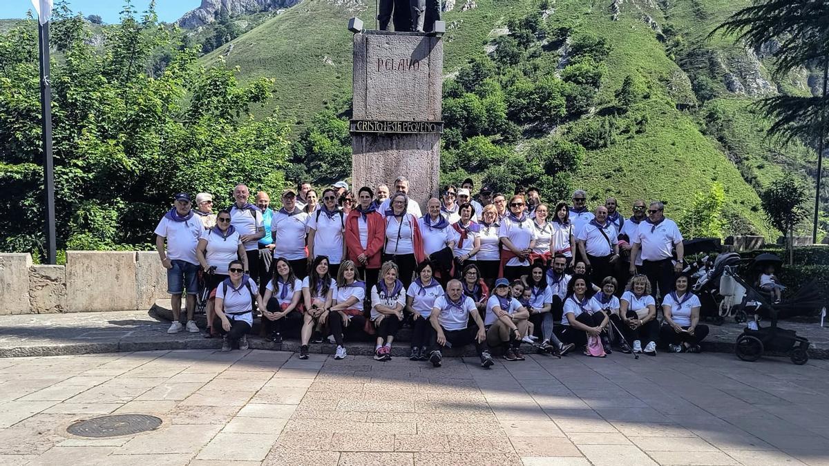 Los caminantes, ante la estatua de Pelayo.