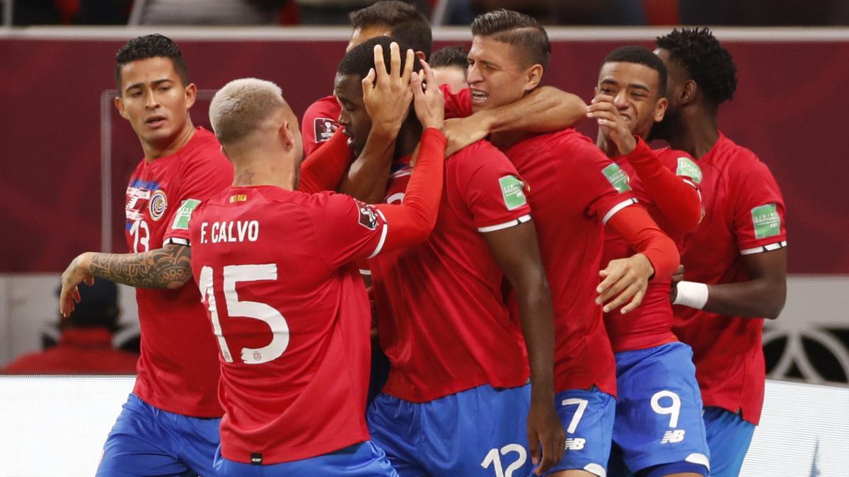 Los jugadores de Costa Rica celebran su clasificación para el Mundial de Qatar.