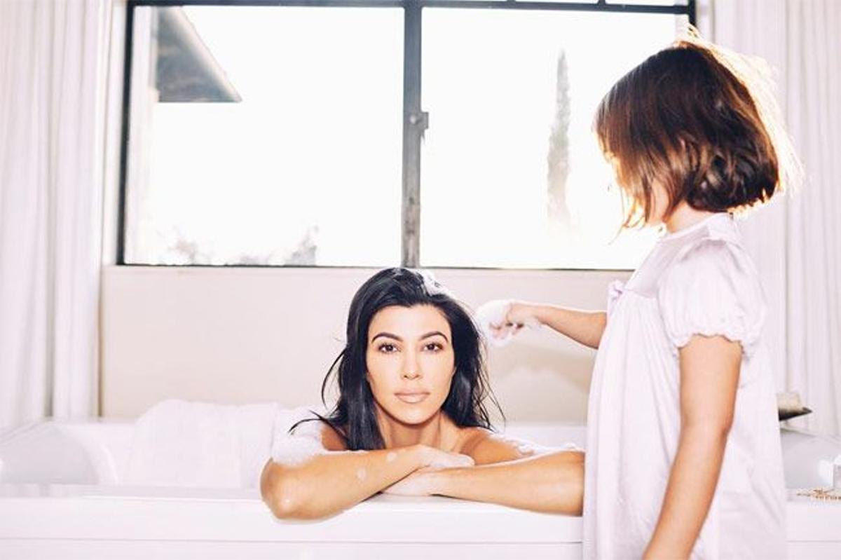 Kourtney Kardashian en la bañera junto a su hija Penelope
