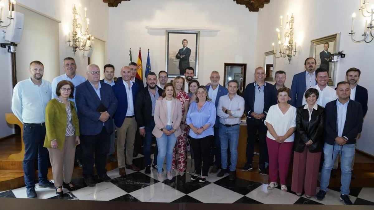 Foto de familia de la corporación provincial.