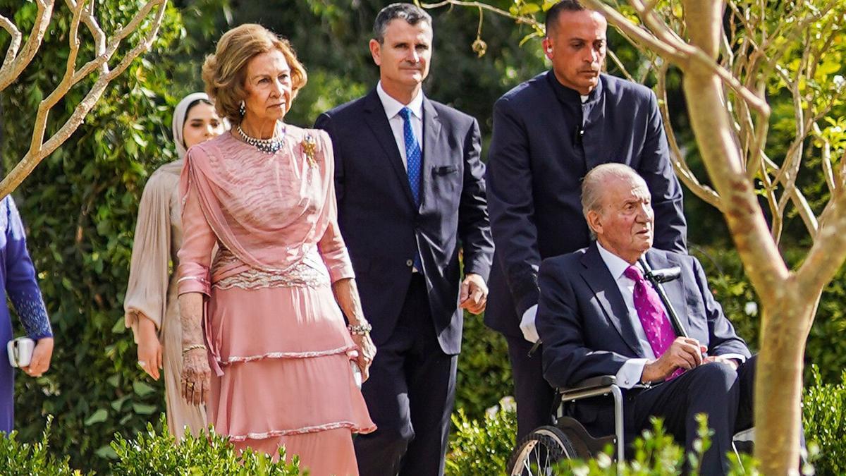 La reina emérita Sofía y el ex rey Juan Carlos I de España llegando al Palacio de Zahran para asistir a la boda real del príncipe heredero jordano, Hussein, con su prometida, la princesa Rajwa Al Saif de Arabia Saudita 