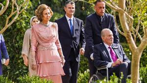 La reina emérita Sofía y el ex rey Juan Carlos I de España llegando al Palacio de Zahran para asistir a la boda real del príncipe heredero jordano, Hussein, con su prometida, la princesa Rajwa Al Saif de Arabia Saudita 