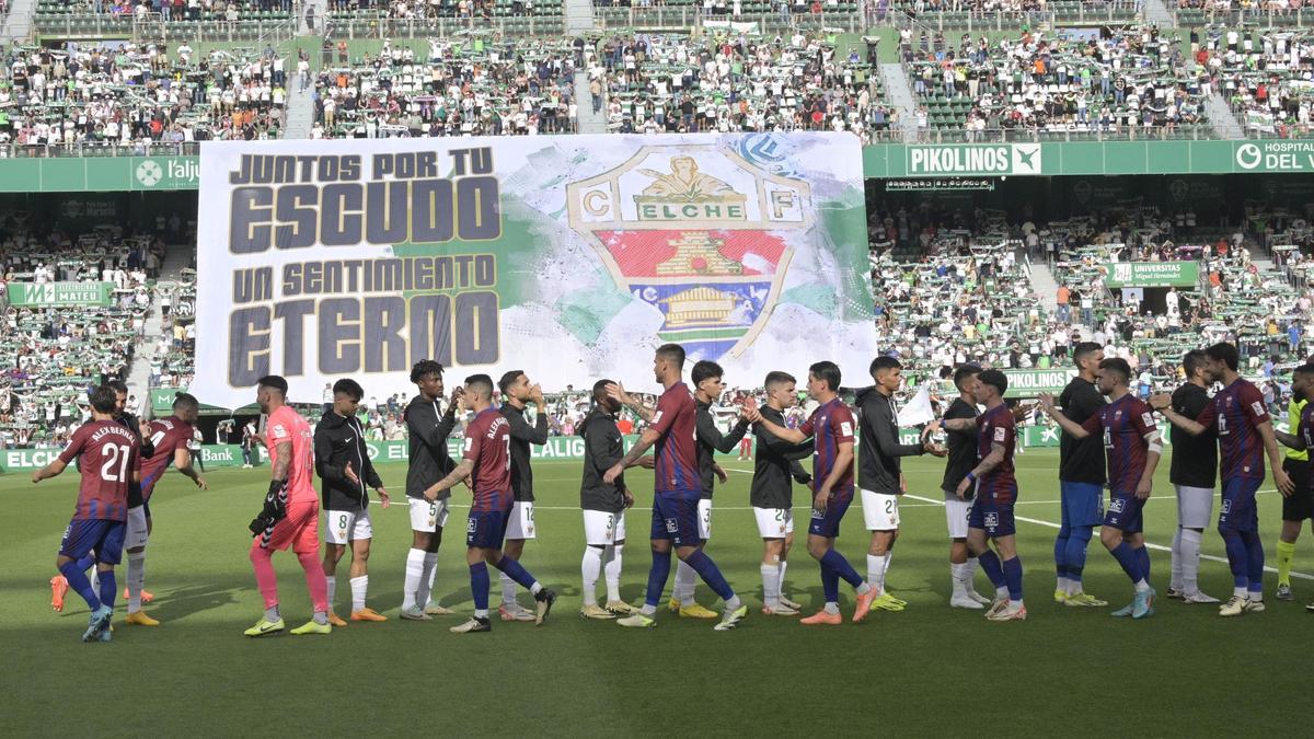 Eldense y Elche realizan el pasamanos antes del derbi en el Martínez Valero de la temporada pasada.