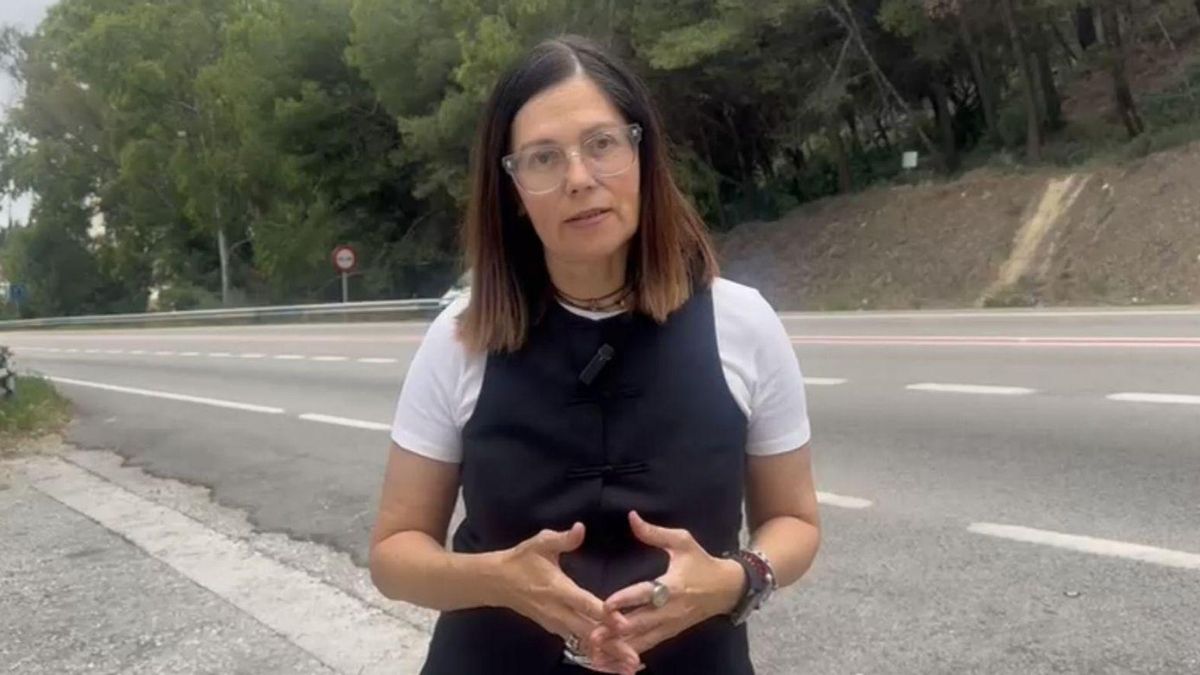 La portavoz del PSOE de Marbella, Isabel Pérez, en la carretera A-355, entre el municipio y Coín.