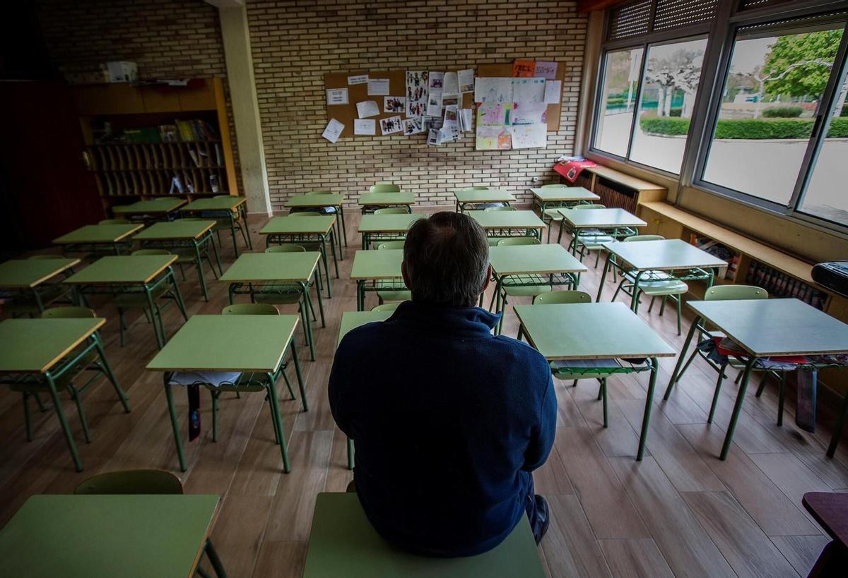Un professor de Secundària espera que l'alumnat entre al seu aula.