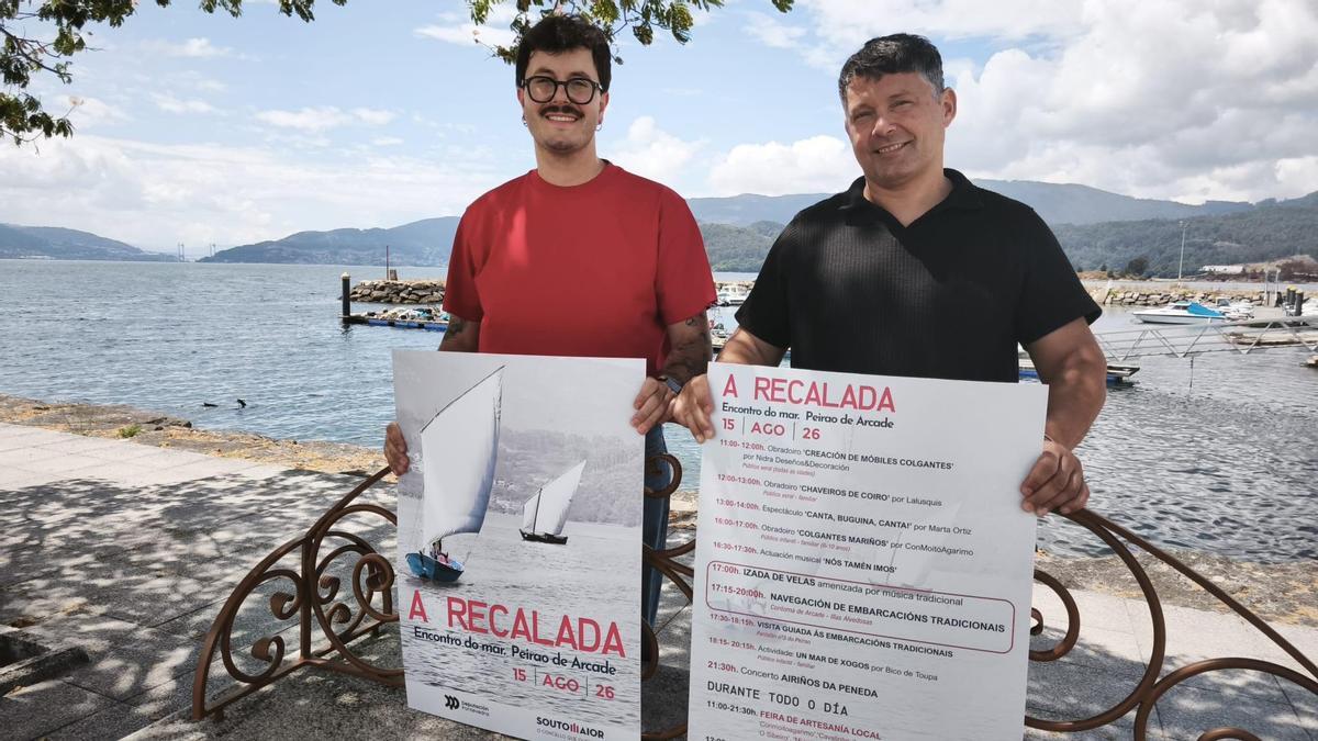 El alcalde Manu Lourenzo (dcha.) y concejal de Festas onzalo Outeiro presentan A Recalada en Arcade.
