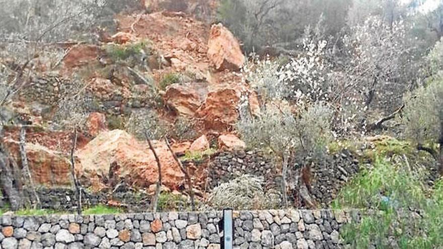 Grandes rocas se desprendieron en la carretera de Sóller.