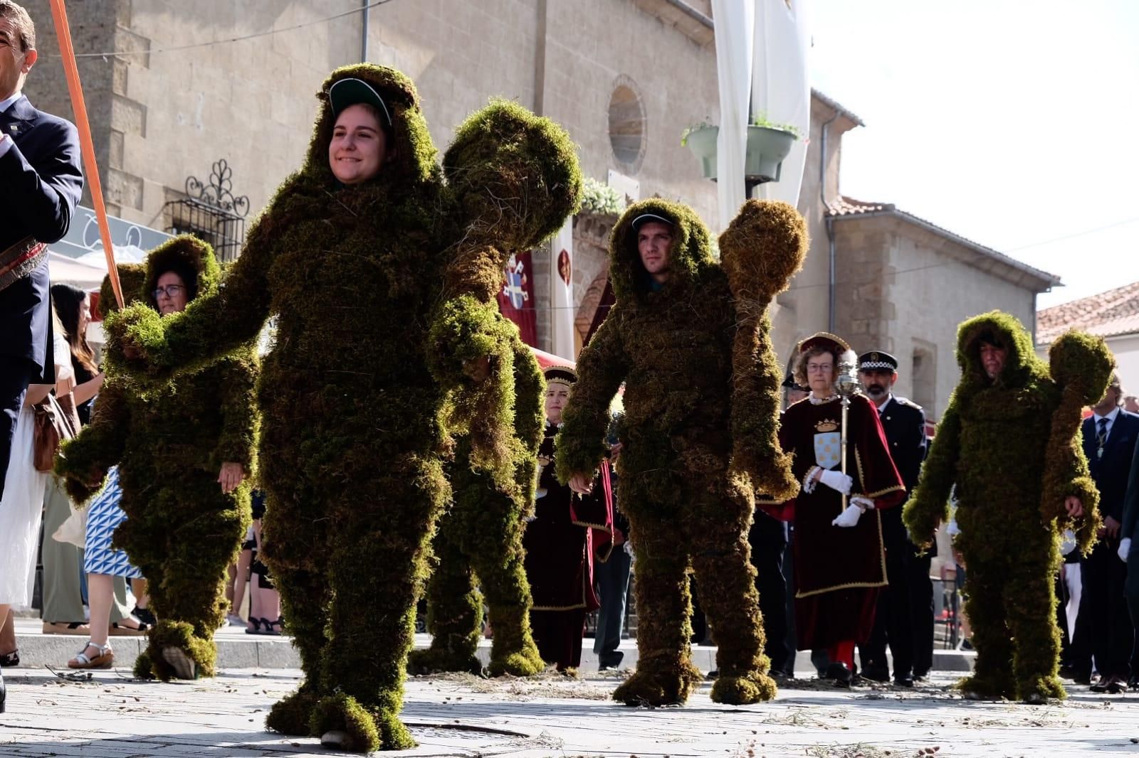 Béjar (Salamanca) celebra la festividad del Corpus Christi con sus Hombres de Musgo