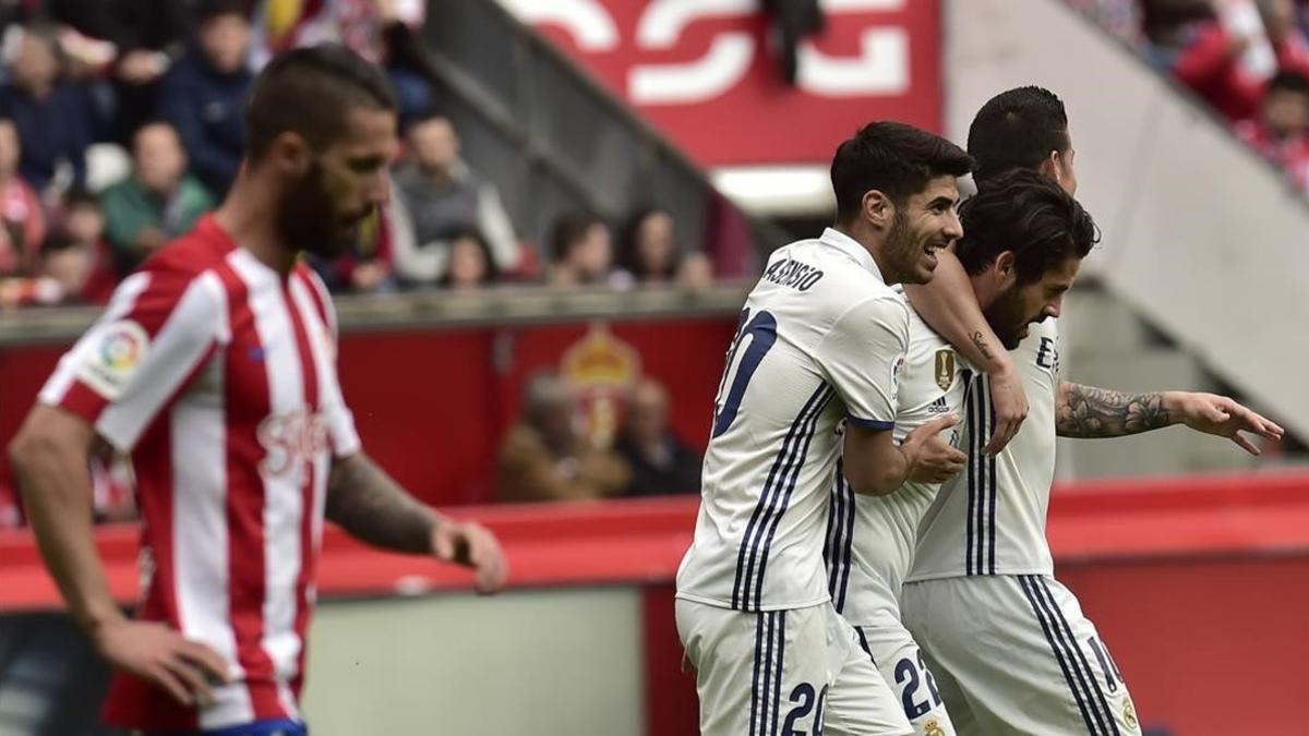 Isco recibe el  abrazo de Asensio y James tras marcar el gol del empate ante el Sporting.
