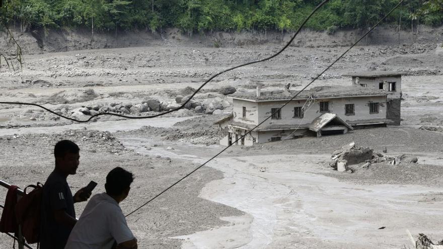 Al menos 16 muertos y casi 400 desaparecidos en Nepal tras una riada en la frontera con China