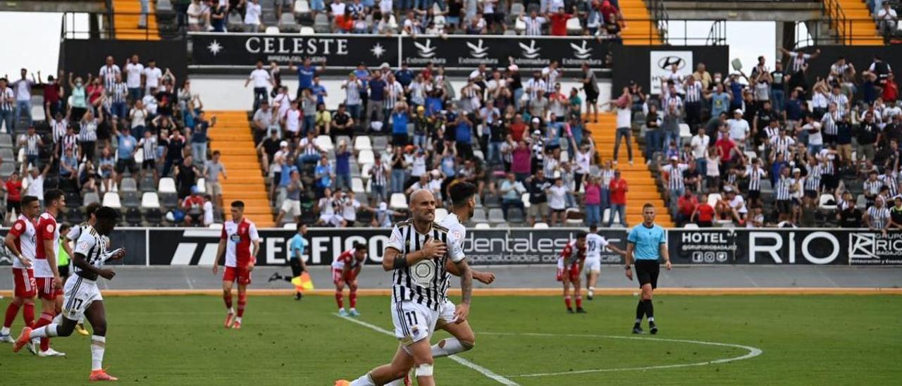 Gorka Santamaría celebra el tanto del empate ante el Celta B