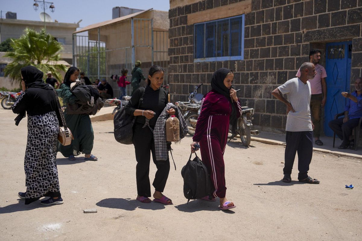 Un grupo de beduinos desplazados de la ciudad de Shahba, en la provincia siria de Al Sueida, en un albergue improvisado en Deraa tras los enfrentamientos entre facciones drusas, clanes beduinos y fuerzas gubernamentales. En un colegio habilitado como albergue para desplazados en la vecina provincia de Deraa, beduinos y otros residentes de Shahba cuentan cómo la comunidad perdió a una veintena de personas en aquel ataque atribuido a facciones drusas