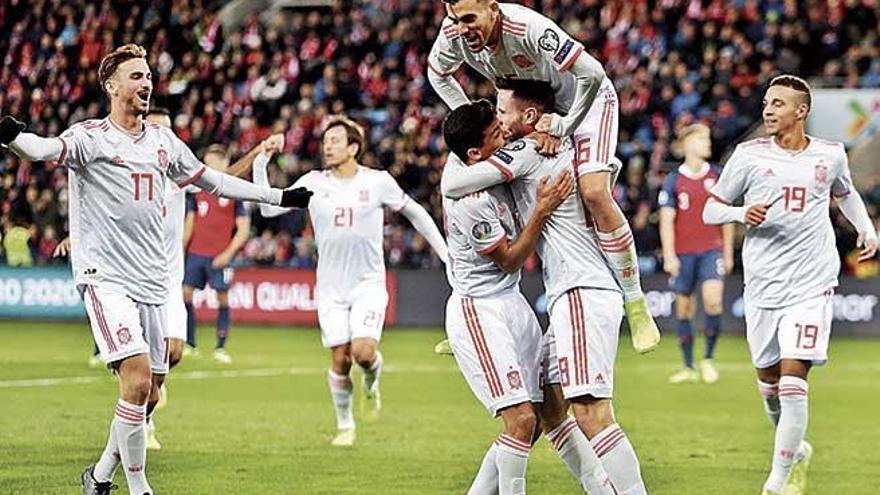 Los jugadores de EspaÃ±a celebran el gol de SaÃºl a Noruega.