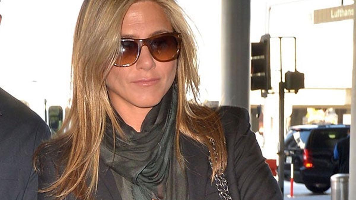 Jennifer Aniston cambia su vuelo por no sentarse con Angelina