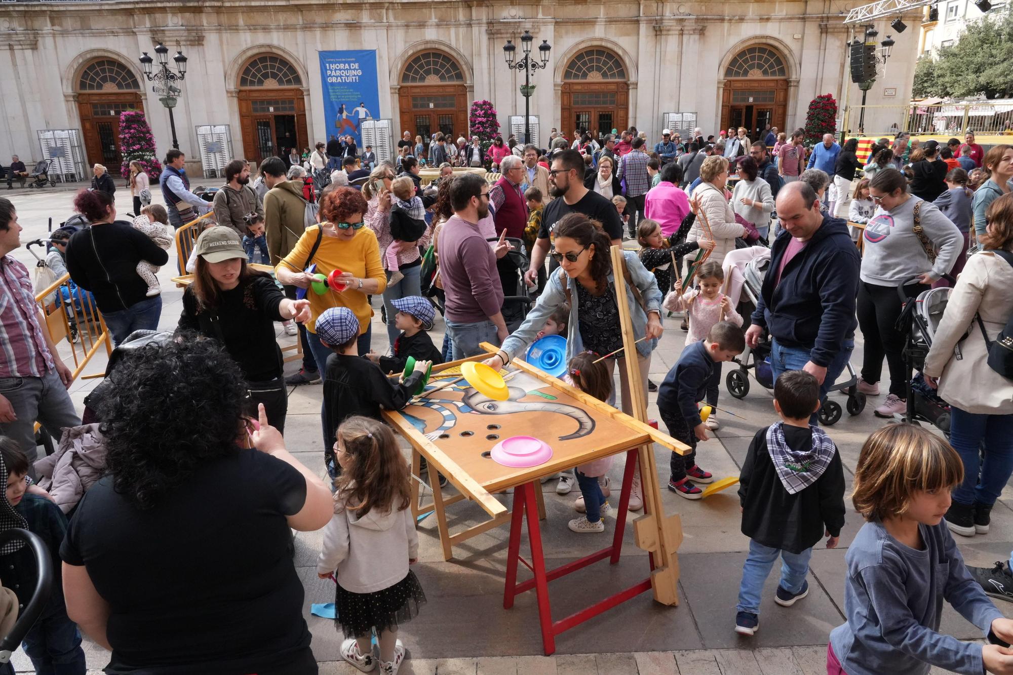 Galería de fotos: Los más pequeños se divierten jugando en la Plaza Mayor de Castelló