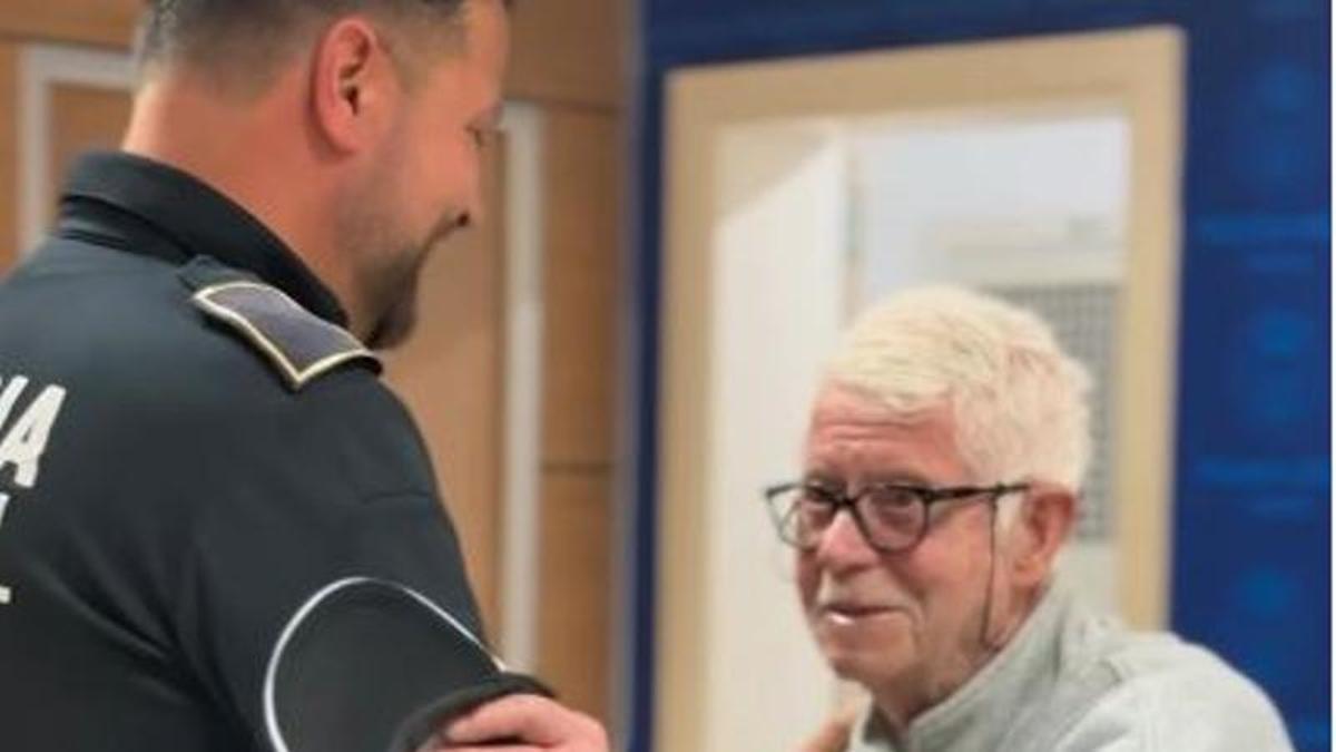 Vicente Serra Torres saluda a uno de los policías de Ibiza al llegar a la comisaría.