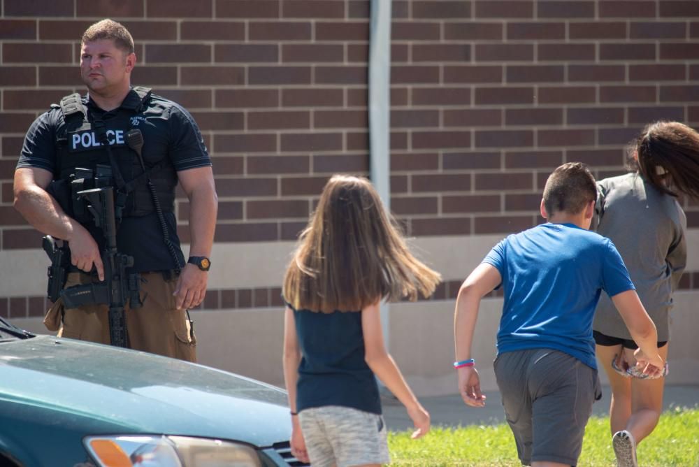 Un maestro y un estudiante heridos en un tiroteo en un colegio de Indiana