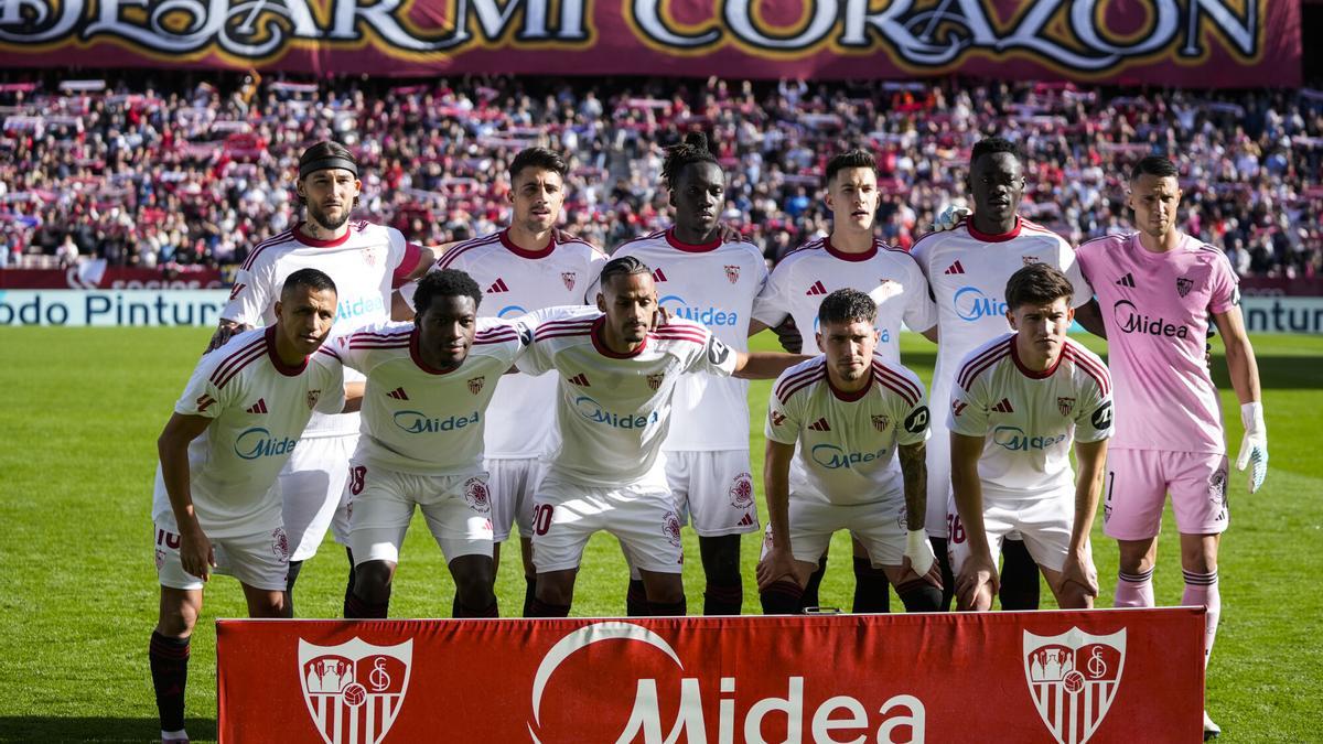 Los jugadores del Sevilla FC posan para una foto durante el partido de fútbol de la liga española, LaLiga EA Sports, disputado entre el Sevilla FC y el Real Oviedo en el estadio Ramón Sánchez-Pizjuán.