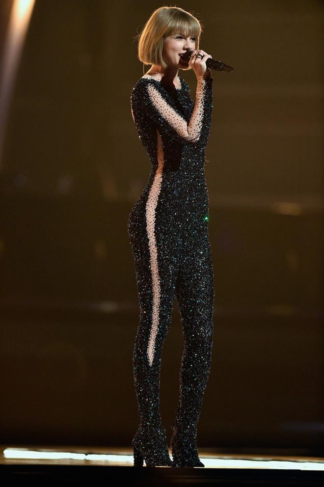 Taylor Swift durante su actuación en los Premios Grammy 2016