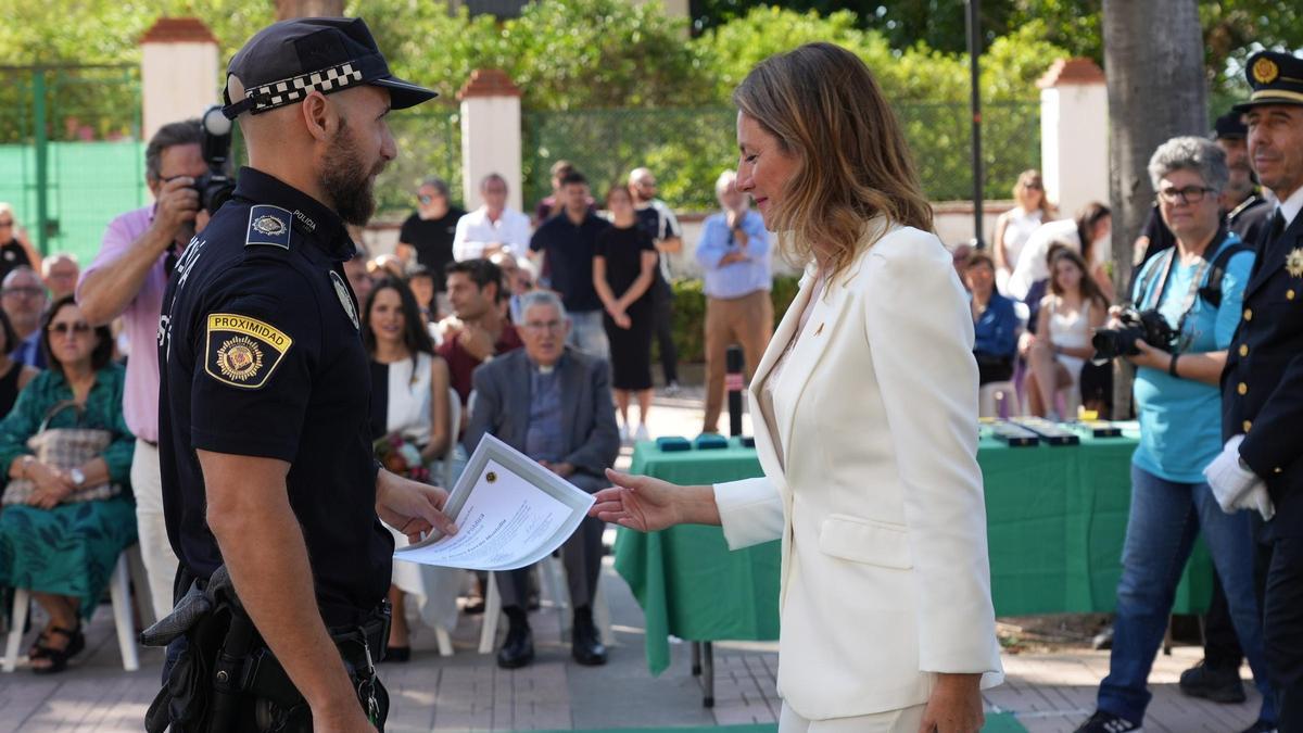 El policía recoge el diploma de manos de Begoña Carrasco.