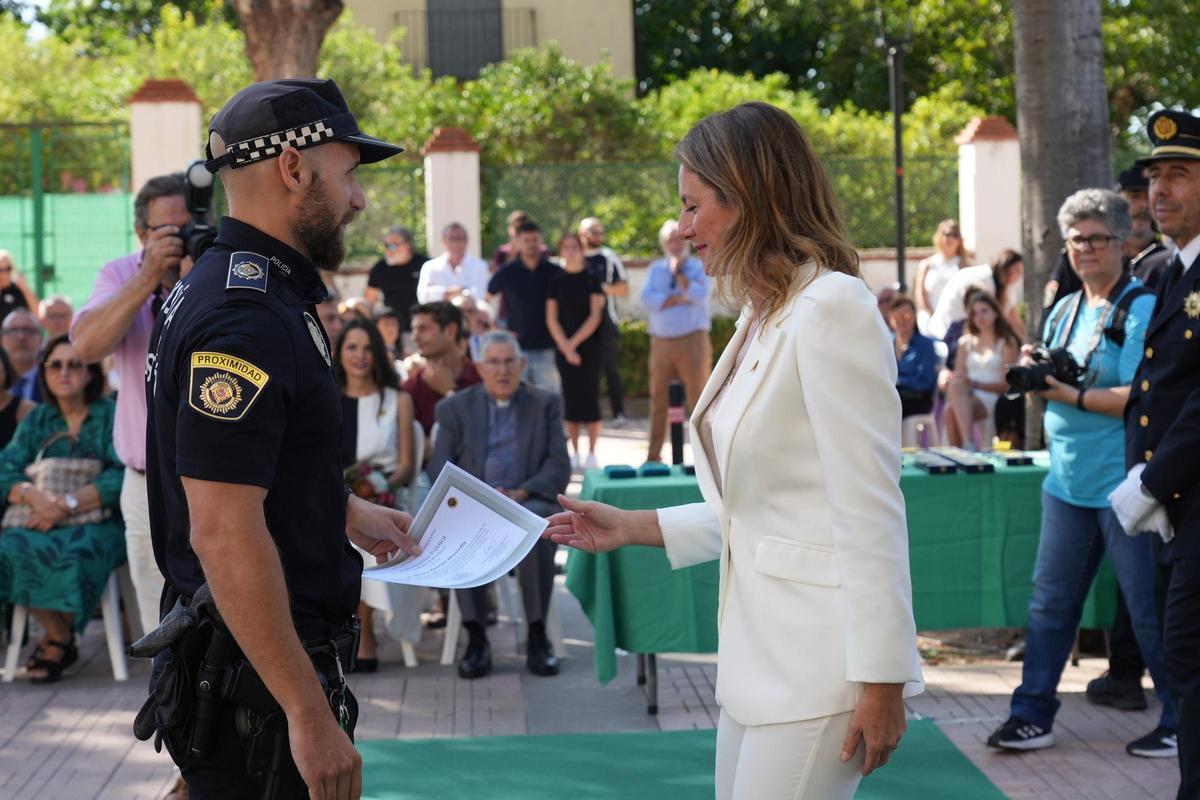 El policía recoge el diploma de manos de Begoña Carrasco.