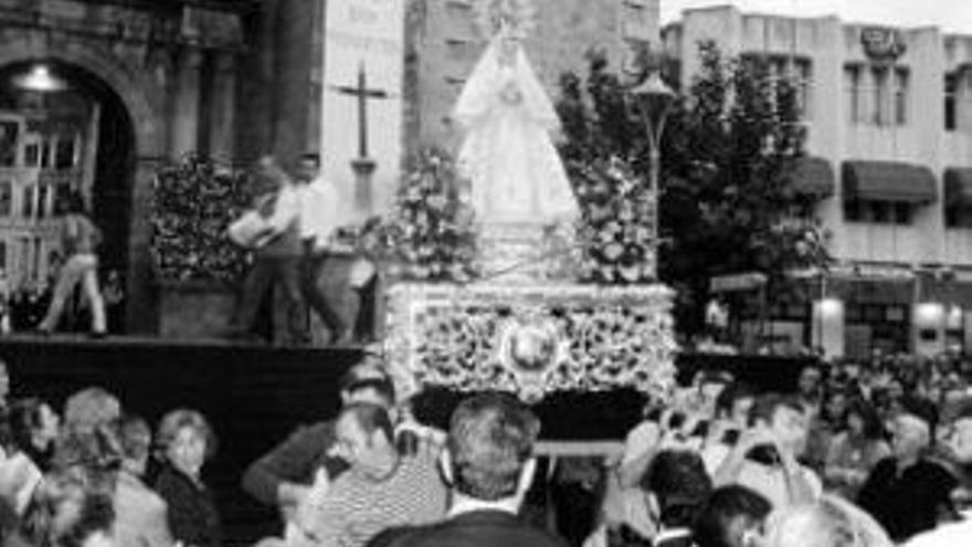 La Virgen de las Cruces vuelve a su ermita con nueva corona