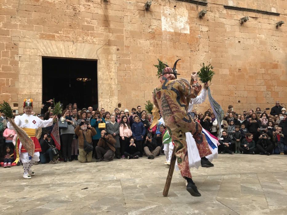 Los Cossiers de Algaida honran al patrón Sant Honorat