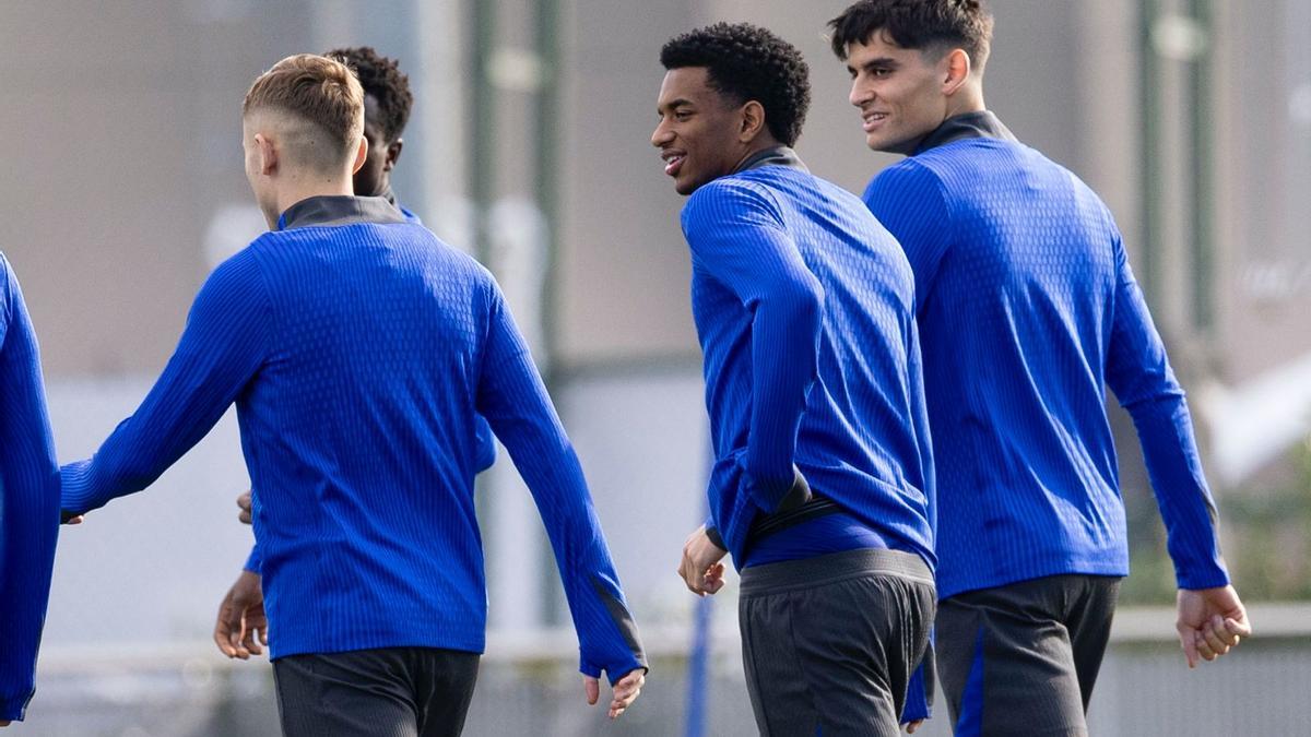 Alejandro Balde sale al campo de entrenamiento este martes junto a Fermín López y Gerard Martín.