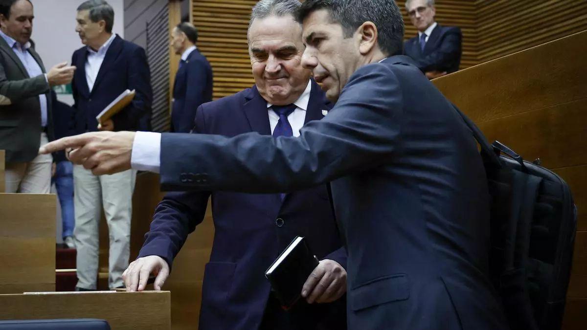 Gan Pampols entra en las Corts junto a Mazón en la sesión de control.