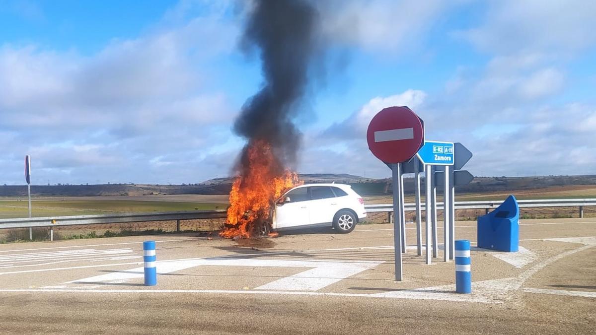 Las llamas calcinan el vehículo en la rotonda de acceso a Morales de Toro