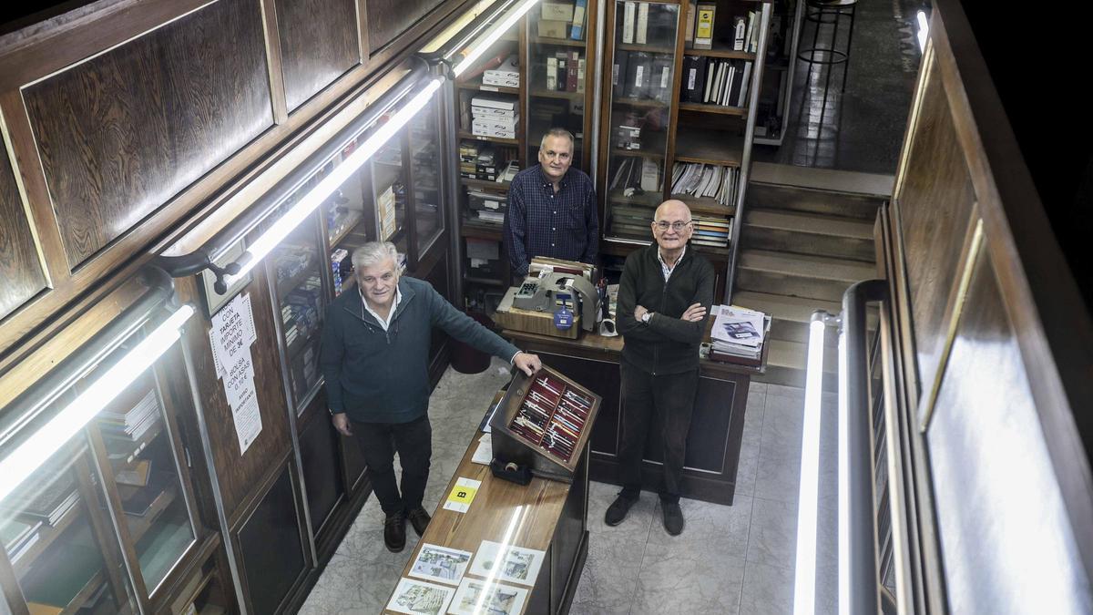 La Papelería Eutimio, que regentaban los hermanos Fernández Pardo, se despide de Alicante tras 90 años