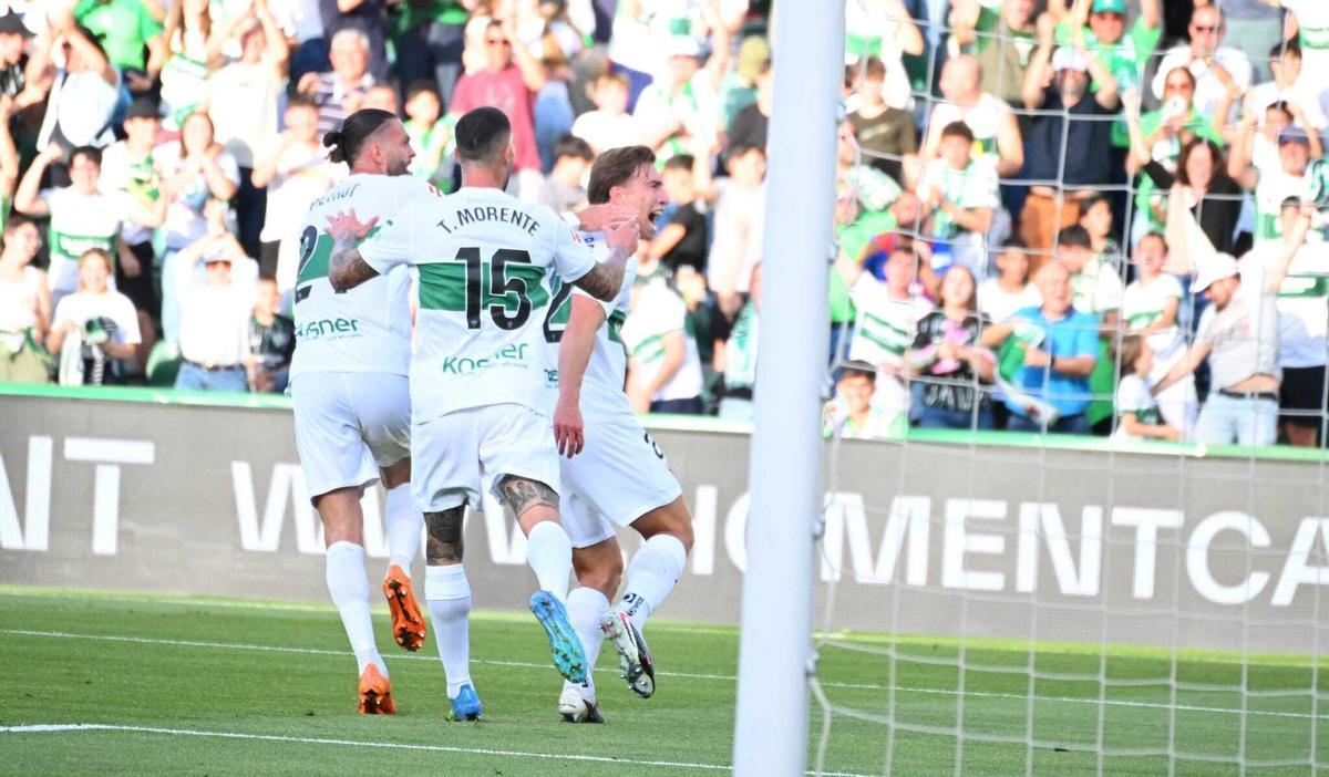 David Affengruber celebra junto a sus compañeros su gol frente al Atlético de Madrid.