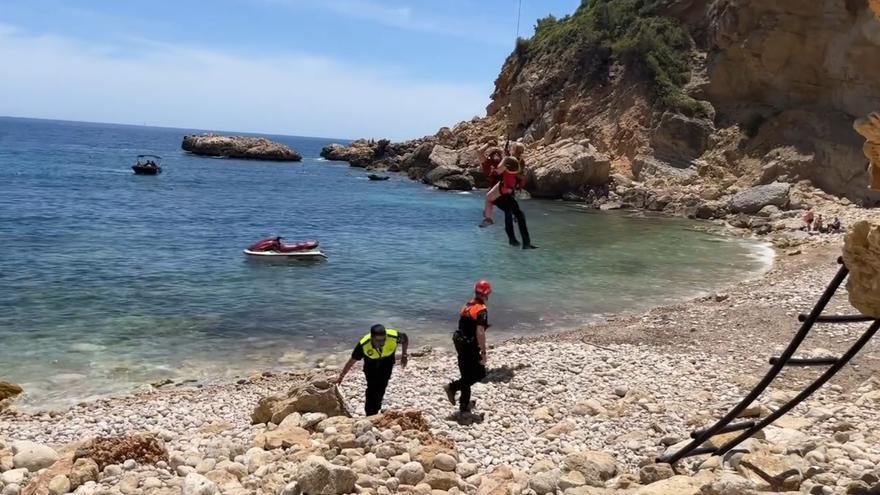 Rescatan en helicóptero a una senderista de 59 años que ha sufrido un síncope en la cala Llebeig de Benitatxell