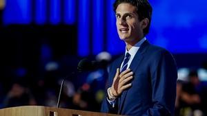 Chicago (United States), 20/08/2024.- Jack Schlossberg, the grandson of US President John F. Kennedy, speaks on the second night of the Democratic National Convention (DNC) at the United Center in Chicago, Illinois, USA, 20 August 2024. The 2024 Democratic National Convention is being held 19 to 22 August 2024 in which delegates of the United States Democratic Party will vote on the partys platform and ceremonially vote for the partys nominees for president and vice president, Vice President Kamala Harris and Governor Tim Walz of Minnesota, for the upcoming presidential election. (Estados Unidos) EFE/EPA/WILL OLIVER