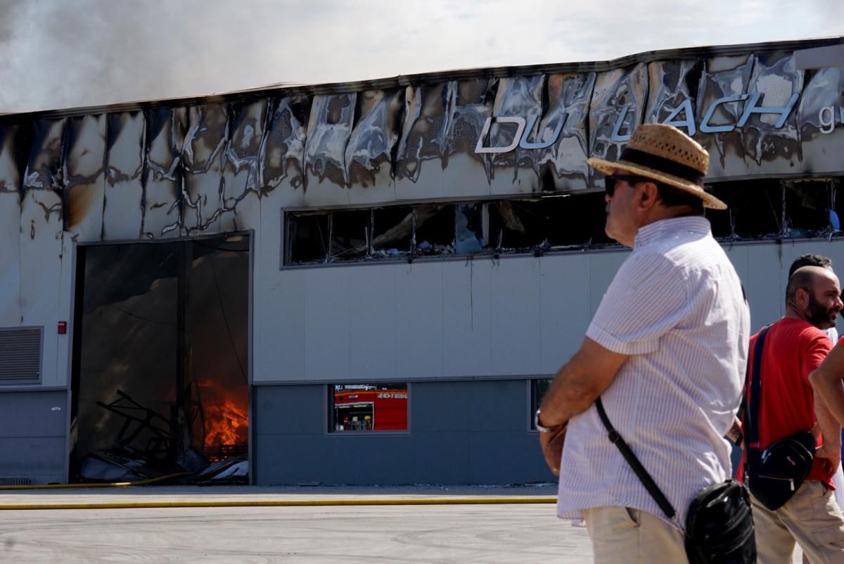 Un incendio arrasa una fábrica de muebles de baño en Villa del Río