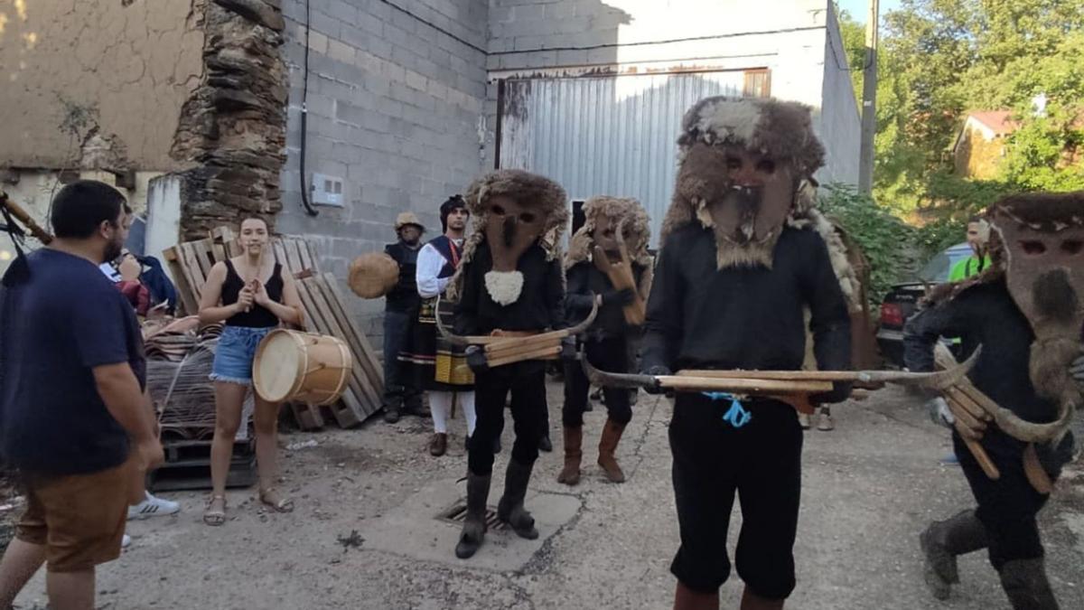 Tres momentos de la representación de la mascarada de El Atenazador, tradicional de San Vicente de la Cabeza, en Zamora. | Ch. S.