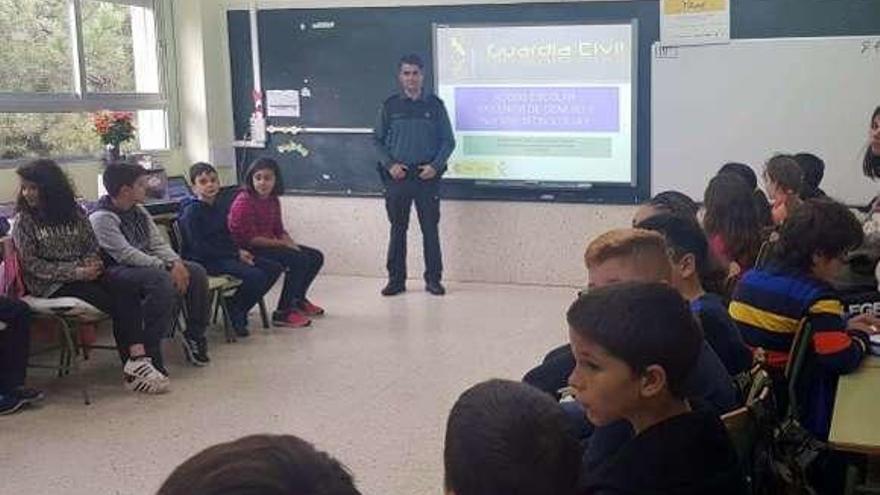 Charla impartida por la Guardia Civil en el CEIP de Goián. // D.B.M.