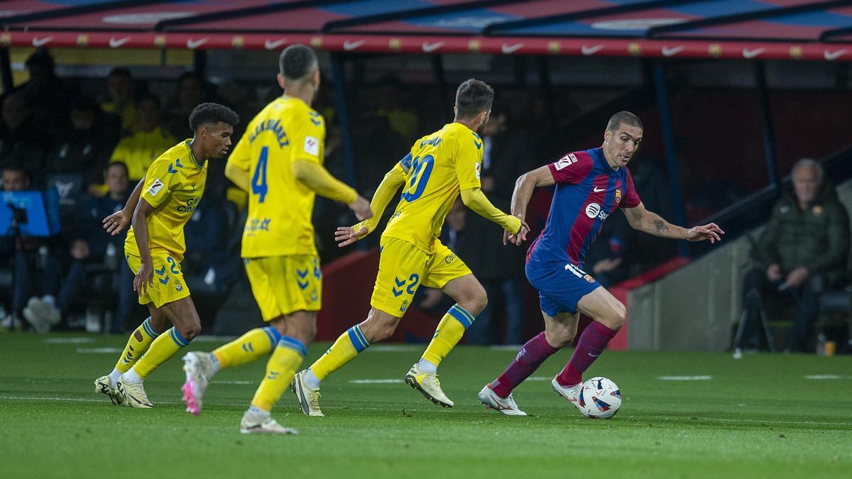 Oriol Romeu perseguido por tres rivales durante el partido de liga entre el FC Barcelona y la UD Las Palmas.
