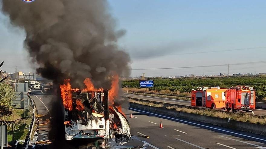 Accidente en la A-7: gran atasco al arder un camión de pintura en Alberic.