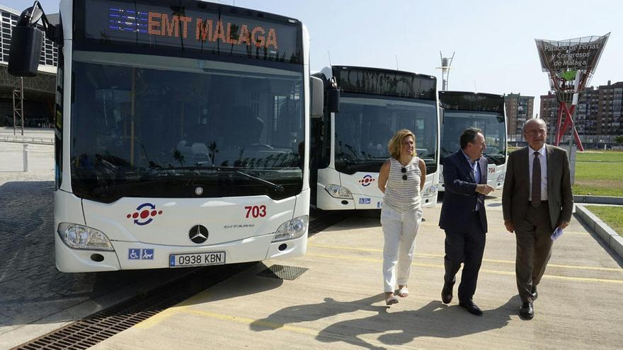 El alcalde, Francisco de la Torre, la concejala Elvira Maeso y Miguel Ruiz, gerente de la EMT, en la presentación de los autobuses.