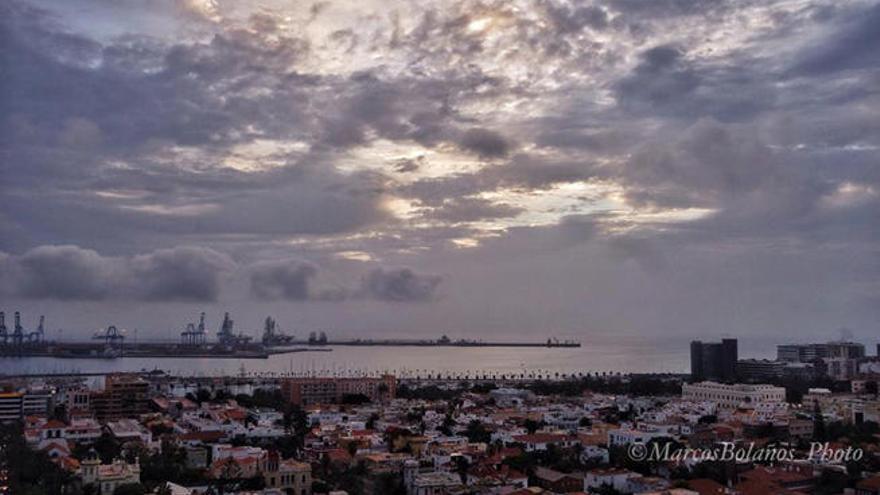 Amanececer en la capital grancanaria este jueves 24 de septiembre. | Autor: MARCOS BOLAÑOS