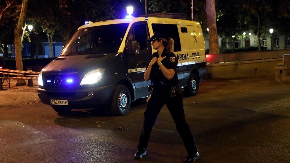 Un furgón de la Guardia Civil traslada a Jordi Sànchez y Jordi Cuixart a la prisión de Soto del Real.