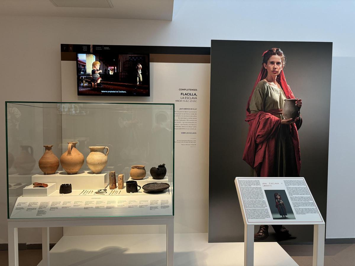 En la sala siete se podrá descubrir cómo vivían personajes de aquella época. En la imagen se puede observar el ejemplo de una esclava. A la derecha, un texto sobre su vida, a la izquierda los objetos que usaba y un vídeo.