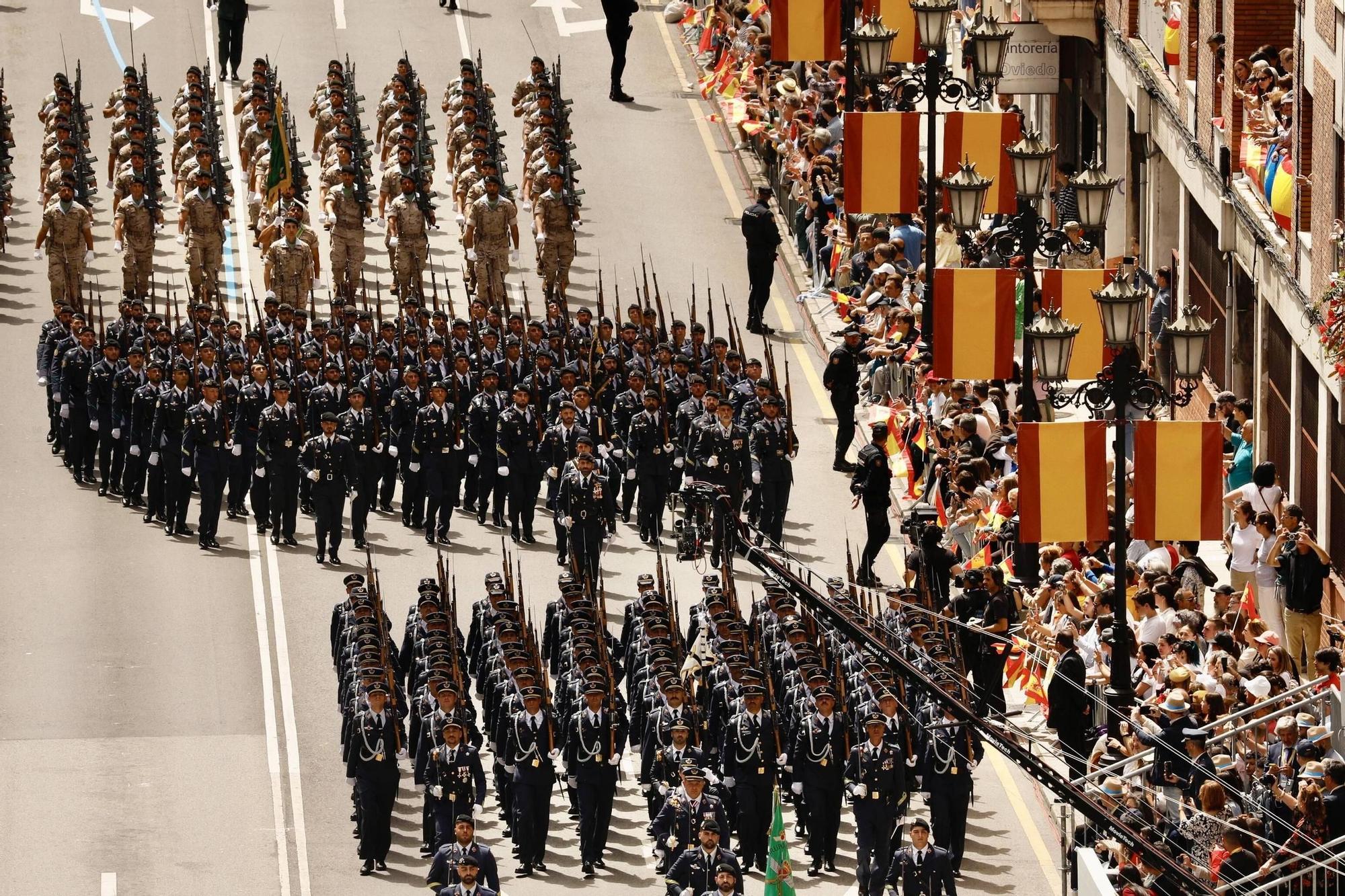 EN IMÁGENES: Así fue el multitudinario desfile en Oviedo por el Día de las Fuerzas Armadas